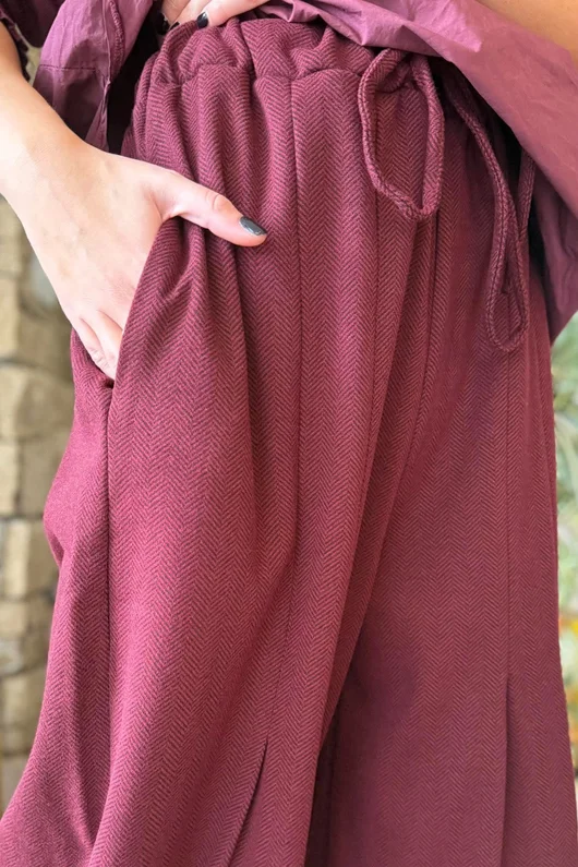 Oxford Stretch Herringbone Box Pleat Pant Burgundy